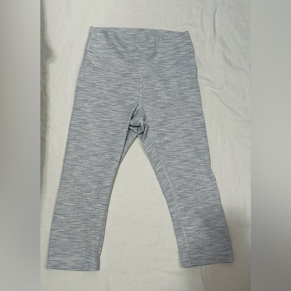 LuLulemon white with grey strips capri leggings women’s 6 - Picture 1 of 3